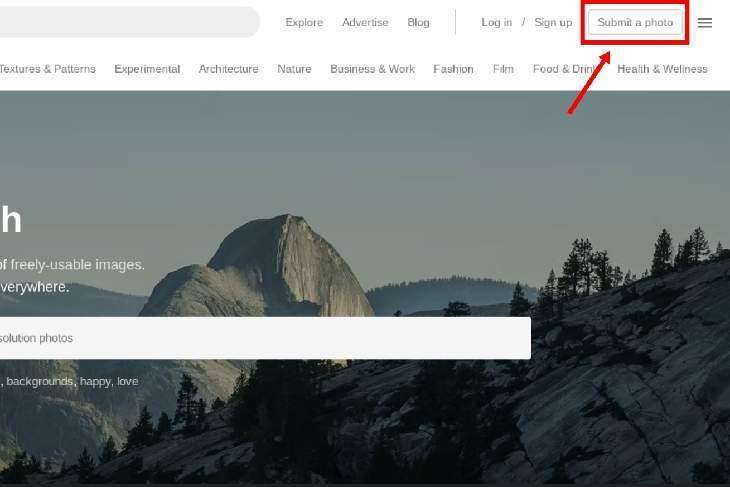 La page d'accueil d'Unsplash.com et une flèche qui indique où vous devez télécharger une image.